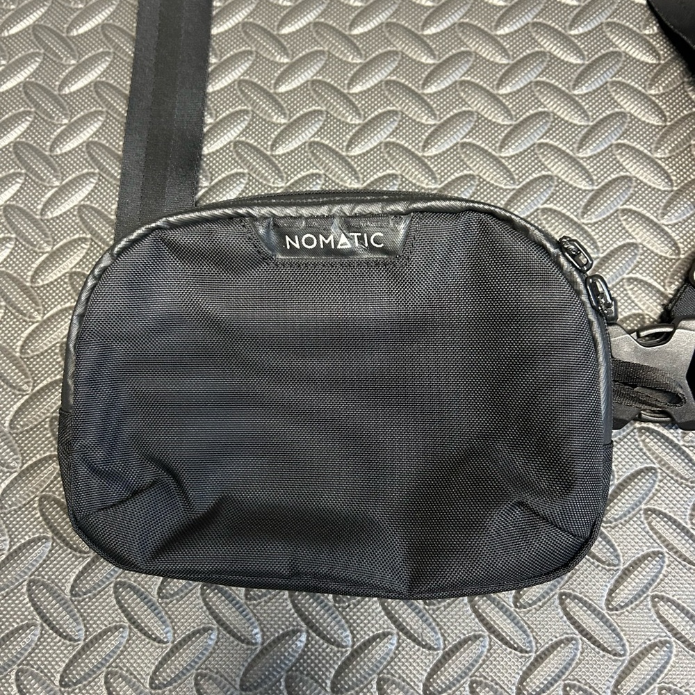 Nomatic Black Sling Belt Bag - Compact Everyday Carry .5 liter